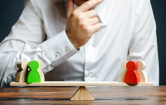 포토 JPG 해외이미지 손 커플 감정 컨셉 비즈니스 가족 성공 표정 저울 협상 사람 사람없음 빨간색 초록색 숫자 잡기 체험 라이벌 충돌 연습 검색 싸움 법 규칙 공정 해결 턱 변호사 분쟁 어려움 지원 해외포토 직업 문자 컬러 관계 모션 신체부위 파일형식 이미지허브