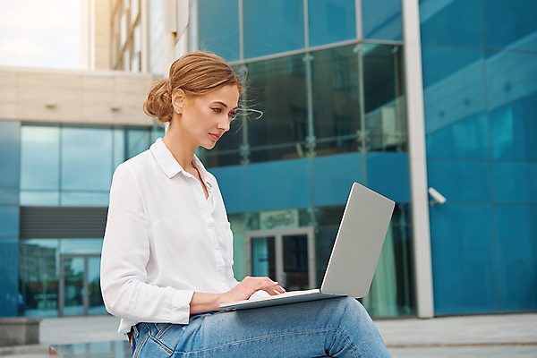 포토 JPG 해외이미지 백인 직업 여자 행복 생각 인터넷 비즈니스 사업가 성공 한명 서기 야외 건물 금융 노트북 반사 공책 거래 비즈니스우먼 자신감 우아함 연결 대표 종업원 중개인 경영자 온라인 전자상거래 경영 독립 온라인강의 중소기업 해외포토 서양인 1 건축물 감정 컨셉 회사 모션 문구용품 사람 경제 전자제품 직장인 강의 리더 파일형식 언택트 이미지허브