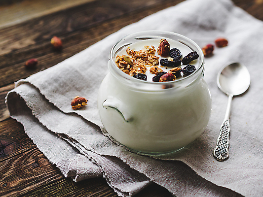 포토 JPG 해외이미지 유리병 바나나 실내 사람없음 숟가락 식탁보 슬라이스 요거트 건포도 뮤즐리 그래놀라 나무배경 해외포토 음식 백그라운드 과일 포도 병_용기 유제품 수저 내부 건과일 파일형식 이미지허브