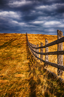 포토 JPG 해외이미지 주간 하늘 사람없음 야외 가을풍경 먹구름 루마니아 나무울타리 해외포토 자연요소 유럽 풍경 울타리 파일형식 가을_계절 구름_자연 이미지허브