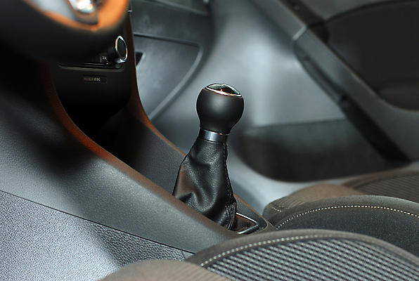 포토 JPG 해외이미지 디자인 스포츠 백그라운드 이동 컨셉 자동차 새로움 손잡이 사람없음 내부 빛 금속 힘 운전 레이싱 원형 막대기 운전사 가죽 속도 만들기 전염 5 기어 고립 자동 조율 조작 해외포토 도형 직업 육상교통 모션 재질 시합 숫자 질병 감염 파일형식 이미지허브