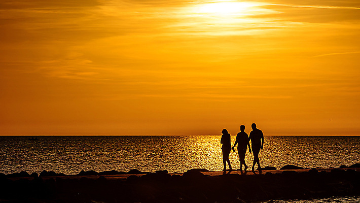 포토 JPG 해외이미지 주간 전신 구름 여자 남자 실루엣 바다 풍경 성인 야외 세명 걷기 성인만 해외포토 자연요소 모션 촬영기법 사람 파일형식 이미지허브