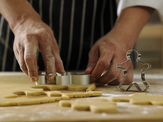 포토 JPG 해외이미지 손 실내 틀 신체부위 쿠키 제과 잡기 누름 반죽 쿠키틀 진저맨 진저쿠키 해외포토 모션 디저트 사람 내부 제과제빵 제빵도구 파일형식 이미지허브