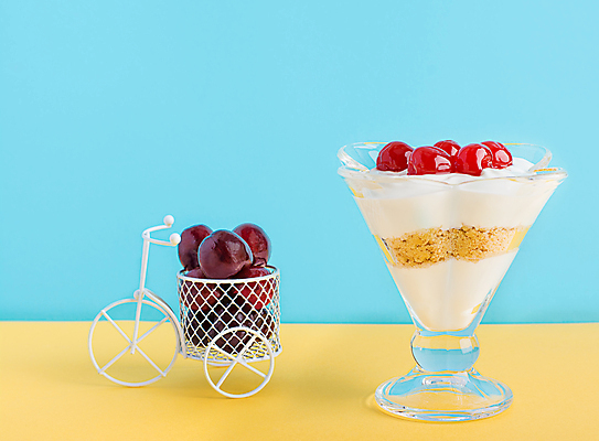 포토 JPG 해외이미지 백그라운드 다이어트 유리 휴가 아이스크림 디저트 건강 사람없음 장식 빨간색 세로 자전거 기쁨 우유 축하 신선 생일 체리 달콤 맛 상품 매끈함 시원함 크림 상쾌 부드러움 칼로리 요거트 건강식 당뇨병 블러 핸드메이드 휘핑크림 카피스페이스 프로스팅 해외포토 기념일 감정 음식 컬러 컨셉 과일 재질 유제품 바이크 공백 감각 질병 제빵 휘핑 파일형식 이미지허브