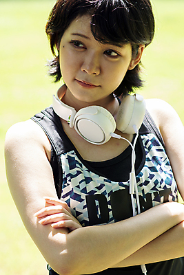 포토 JPG 해외이미지 라이프스타일 여자 행복 음악 이어폰 백그라운드 모바일 한명 사람 동양인 성인 10대 스마트폰 핸드폰 유행 헤드폰 듣기 스타일 해외포토 1 감정 음향기기 모션 청소년 문화예술 인종 생활 전자제품 스마트기기 파일형식 이미지허브