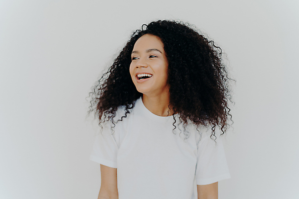 포토 JPG 해외이미지 모델 1 헤어스타일 응시 여자 행복 얼굴 티셔츠 서기 웃음 사람 사람없음 10대 검은색 기쁨 흰색 표현 떨어짐 피부 만족 긍정 내추럴 고립 해외포토 시선 감정 컬러 컨셉 셔츠 모션 청소년 표정 신체부위 파일형식 이미지허브