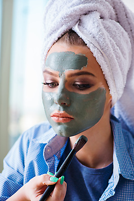 포토 JPG 해외이미지 여자 실내 한명 들기 상반신 성인 수건 붓 집중 피부관리 바르기 팩 성인여자한명만 해외포토 1 컨셉 모션 사람 내부 위생용품 뷰티 화장품 여자한명만 성인여자만 파일형식 이미지허브