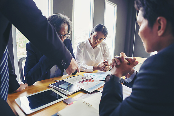 포토 JPG 해외이미지 직업 교육 남자 종이 2 비즈니스 통신 탁자 회의 협력 설계 노동자 아이디어 직장 대화 협상 설명 사람 세명 금융 사무실 가리킴 업무 비즈니스맨 그룹 계획 토론 계약 상담 문서 바쁨 나눔 경영 세미나 콜라보레이션 해외포토 가구 컨셉 회사 모션 말하기 손짓 경제 작업 직장인 파일형식 이미지허브