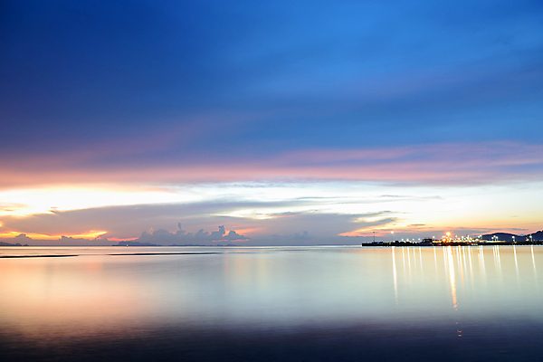포토 JPG 해외이미지 구름 커플 계절 파도 바다 태국 자연 하늘 낚시 날씨 휴가 풍경 사람없음 물 여름 빛 햇빛 태양 노란색 일출 항구 검은색 어둠 황혼 일몰 새벽 흰색 만 보트 저녁 꼬리 내추럴 웅장함 수평선 해외포토 자연요소 아시아 컬러 배_교통 관계 교통시설 레저 노을 야간 생태계 파일형식 이미지허브