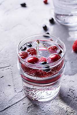 포토 JPG 해외이미지 잔 사람없음 투명 체리 탄산음료 산딸기 베리 콘크리트 탄산수 해외포토 식기 음료 과일 물 탄산 파일형식 이미지허브