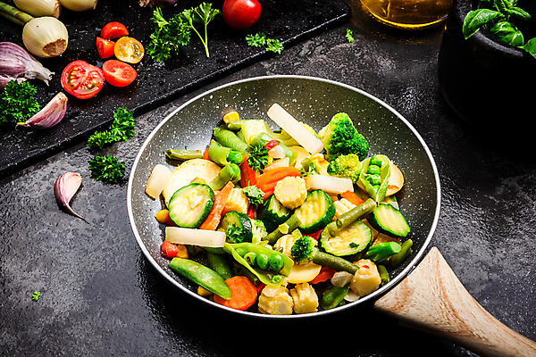 포토 JPG 해외이미지 라이프스타일 접시 음식 컨셉 다이어트 채소 탁자 건강 요리 사람없음 초록색 식사 저녁식사 중국 이탈리아 튀김 신선 맛 혼합 브로콜리 먹기 준비 완두콩 날것 후추 내추럴 저지방 채식주의자 핸드메이드 디톡스 개조 비건 해외포토 식기 유럽 아시아 컬러 가구 모션 콩 생활 기름_음식 향신료 채식 파일형식 이미지허브