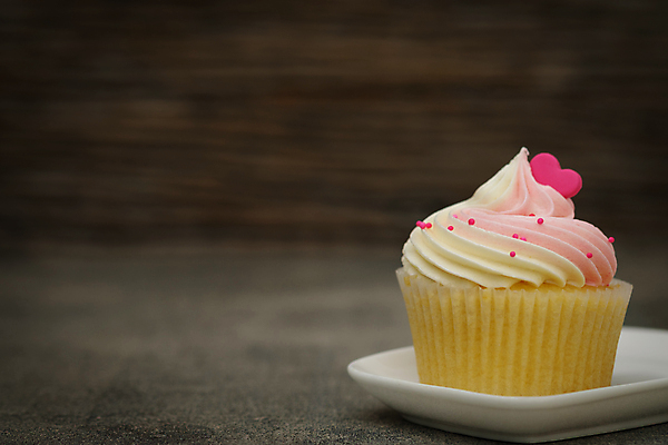포토 JPG 해외이미지 접시 실내 사람없음 달콤 컵케이크 갈색배경 해외포토 식기 백그라운드 내부 갈색 케이크 맛 파일형식 이미지허브