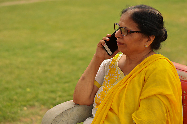 포토 JPG 해외이미지 1 라이프스타일 여자 행복 얼굴 백그라운드 컨셉 자연 엄마 모바일 휴가 휴식 세포 따뜻함 한명 미소 사람 성인 야외 초록색 여름 스마트폰 핸드폰 햇빛 노란색 표현 우아함 소프트포커스 시민 땅바닥 블러 옛날 채팅 해외포토 계절 감정 컬러 가족 바닥 촬영기법 표정 생활 신체부위 전자제품 스마트기기 태양 생태계 국민 파일형식 이미지허브