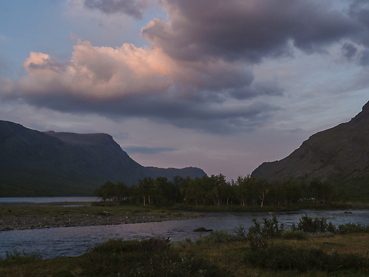 포토 JPG 해외이미지 나무 구름 공원 유럽 호수 분홍색 섬 여행 백그라운드 자국 자연 휴가 산 스웨덴 풍경 사람없음 야외 초록색 물 여름 파란색 강 태양 보라색 일몰 하이킹 바위 개울 숲 북극 언덕 자작나무 스칸디나비아 전국 해외포토 자연요소 식물 계절 공공시설 나라 컬러 레저 북유럽 노을 돌_바위 극지방 생태계 파일형식 이미지허브