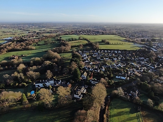 포토 JPG 해외이미지 나무 하늘 영국 잉글랜드 주택 안테나 사람없음 시골 타운 드론 해외포토 식물 유럽 통신 건물 도시 파일형식 이미지허브