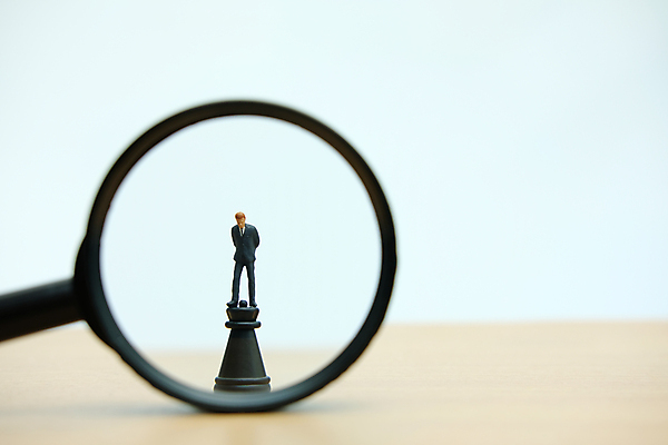 포토 JPG 해외이미지 직업 응시 조각 백그라운드 컨셉 생각 비즈니스 모션 유리 성공 돋보기 아이디어 서기 사람 경기 사람없음 금융 사무실 숫자 힘 경쟁 미니어처 도전 게임 비즈니스맨 수비 체스말 체스 계획 대표 검색 리더 싸움 체스판 전략 경영 정치 해외포토 문자 시선 남자 스포츠 재질 놀이 경제 모형 말_게임 직장인 파일형식 이미지허브