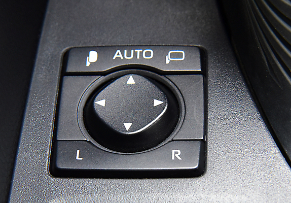 포토 JPG 해외이미지 부분 교통시설 모션 자동차 실내 손잡이 안전 사람없음 내부 검은색 거울 장비 판넬 운전사 고급 속도 승객 문고리 시스템 난방 스위치 계기판 자동 제어 스타일 해외포토 직업 육상교통 컬러 교통 컨셉 문 시설 파일형식 이미지허브