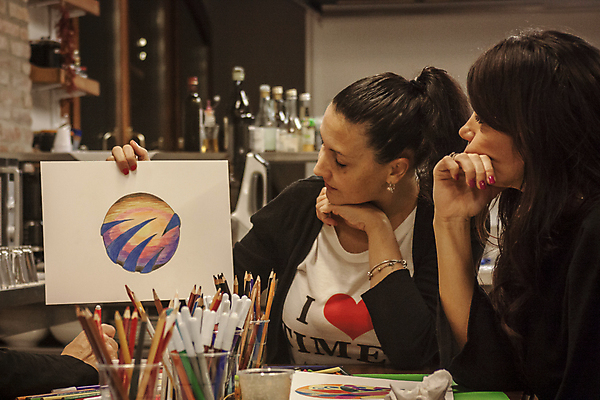 포토 JPG 해외이미지 응시 여자 실내 들기 상반신 성인 두명 앞모습 옆모습 턱괴기 관찰 보여주기 성인여자만 해외포토 시선 뷰포인트 모션 사람 내부 여자만 성인만 파일형식 이미지허브