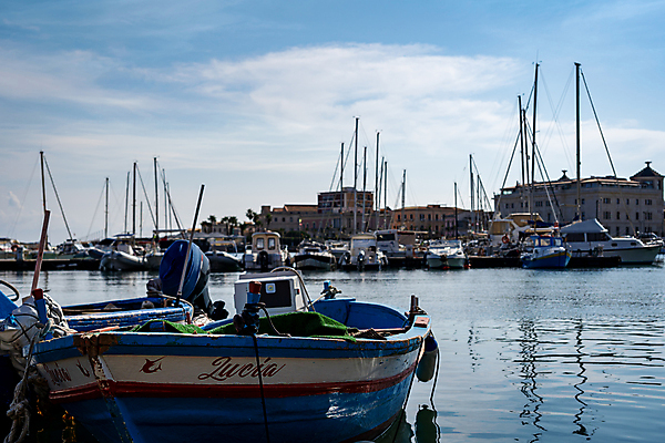 포토 JPG 해외이미지 유럽 바다 여행 요트 건축양식 하늘 휴가 해변 사람없음 야외 물 햇빛 항구 이탈리아 도시 어선 보트 지중해 포트 타운 옛날 해외포토 자연요소 건축 나라 배_교통 교통시설 태양 파일형식 이미지허브