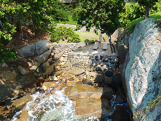 포토 JPG 해외이미지 나무 공원 모래 바다 여행 백그라운드 의자 자연 휴가 휴식 바닥 풍경 사람없음 야외 초록색 물 여름 파란색 햇빛 태양 침묵 바위 만 고급 숲 발자국 암초 멀리 내추럴 드론 이국적 조감도 해외포토 자연요소 식물 계절 공공시설 컬러 가구 컨셉 자국 소리 돌_바위 생태계 파일형식 이미지허브