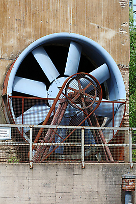 포토 JPG 해외이미지 전신 남자 산업 모래 유니폼 2 농업 건축양식 공장 안전 사람 사람없음 뒷모습 파란색 노란색 탑 금속 기계 장비 업무 제조 컨테이너 버리기 상업 탱크 시멘트 수납 무거움 발판 고용 실린더 옛날 철강 콘크리트 해외포토 건축물 옷 건축 뷰포인트 컬러 공업 모션 재질 구직 작업 무게 채용 파일형식 이미지허브