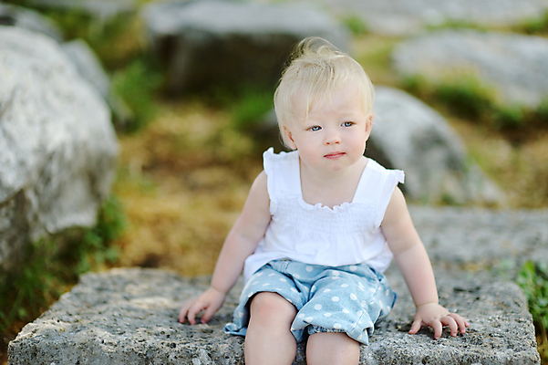 포토 JPG 해외이미지 백인 1 라이프스타일 여자 얼굴 어린이 자연 휴식 건강 한명 미소 사람 앉기 야외 여름 청춘 금발 희망 바위 작음 암초 걸음마 해외포토 서양인 헤어스타일 계절 감정 컨셉 모션 표정 생활 신체부위 돌_바위 크기 생태계 파일형식 이미지허브