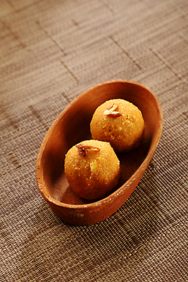 포토 JPG 해외이미지 전통 문화 음식 공 디저트 사람없음 노란색 원형 사발 달콤 맛 인도인 칼로리 핸드메이드 해외포토 도형 외국인 컬러 컨셉 동양인 사기그릇 파일형식 이미지허브