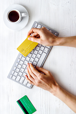 포토 JPG 해외이미지 손 돈 인터넷 비즈니스 사람없음 금융 노트북 쇼핑 키보드 신용카드 시장 구매 정상 플라스틱 시작 전자 인출 해외포토 재질 신체부위 경제 전자제품 재산 파일형식 이미지허브