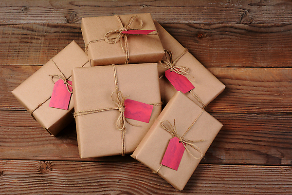 포토 JPG 해외이미지 종이 줄 크리스마스 탁자 휴가 선물 사람없음 목재 상자 하이앵글 갈색 꼬리표 공백 덮개 시골 12월 묶기 삼베 포장지 주기 친환경 질감 패키지 노끈 핸드메이드 해외포토 나무 기념일 뷰포인트 컬러 가구 재료 포장 모션 라벨 환경 뚜껑 날짜 파일형식 천_직물 이미지허브