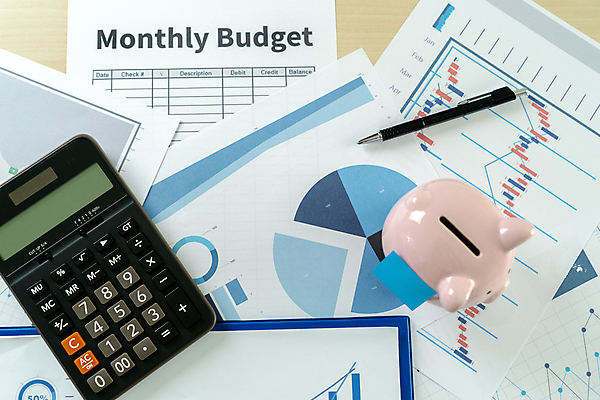 포토 JPG 해외이미지 그래프 사람없음 펜 자료 돼지저금통 계산기 분석 측정 자산관리 예산 해외포토 컨셉 문구용품 경제 필기구 장비 저금통 파일형식 이미지허브