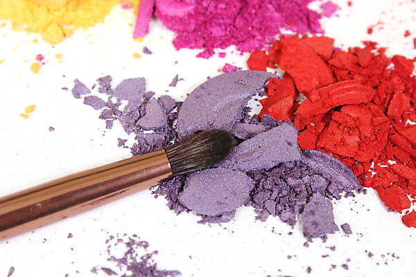 포토 JPG 해외이미지 사람없음 컬러풀 뷰티 손상 붓 화려 가루 흰배경 아이섀도 해외포토 컬러 백그라운드 컨셉 화장품 흰색 파일형식 이미지허브