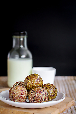 포토 JPG 해외이미지 접시 음식 백그라운드 다이어트 과일 재료 공 디저트 건강 사탕 사람없음 목재 초콜릿 에너지 견과류 시골 원형 날짜 사발 달콤 맛 아침식사 가루 유기농 날것 대추 코코넛 아몬드 꿀 코코아 단백질 바닐라 채식주의자 크랜베리 핸드메이드 비건 해외포토 도형 나무 식기 웰빙 열매 음료 컨셉 식사 사기그릇 채식 영양소 파일형식 이미지허브