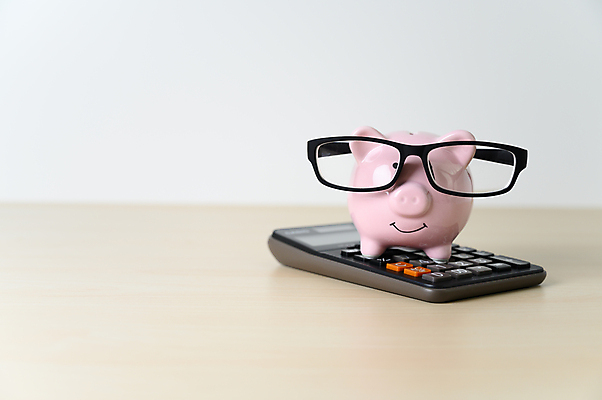 포토 JPG 해외이미지 손 분홍색 백그라운드 컨셉 돈 의자 비즈니스 자연 하늘 휴가 사람 사람없음 금융 경제 선글라스 디지털 동전 저축 돼지저금통 흰색 돼지 절약 재산 계획 냄비 은퇴 갑판 책상 보안 투자 온라인 보험 연금 옛날 자금 해외포토 안경 컬러 가구 배_교통 포유류 안전 신체부위 저금통 솥 생태계 파일형식 이미지허브