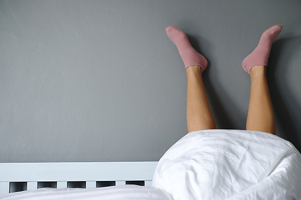 포토 JPG 해외이미지 라이프스타일 응시 여자 행복 여유 분홍색 백그라운드 신체 호텔 아침 휴식 양말 주택 실내 사람 성인 사람없음 신체부위 가로 갈색 침실 방 침대 못 정상 담요 날씬함 싱글 오르기 양발 직진 해외포토 주간 시선 감정 컬러 가구 컨셉 모션 숙소 내부 건물 생활 공구 몸매 파일형식 이미지허브