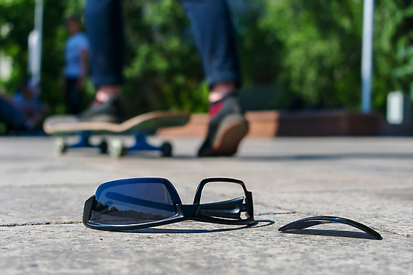 포토 JPG 해외이미지 주간 서기 야외 아웃포커스 신체부위 선글라스 손상 다리 스케이트보드 승차 스케이터 해외포토 자연요소 안경 컨셉 모션 운동선수 촬영기법 사람 보드_스포츠 파일형식 이미지허브