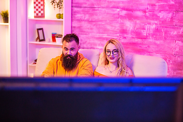 포토 JPG 해외이미지 커플 여자 남자 데이트 함께함 실내 앉기 상반신 성인 취미 두명 앞모습 소파 경쟁 게임 소프트포커스 집중 즐거움 게이머 프로게이머 성인만 안경낌 해외포토 직업 감정 안경 뷰포인트 컨셉 의자 관계 모션 놀이 촬영기법 사람 내부 파일형식 이미지허브