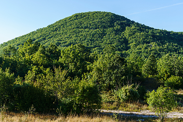 포토 JPG 해외이미지 식물 구름 여행 백그라운드 자연 하늘 산 파노라마 그림자 풍경 경사 사람없음 야외 초록색 여름 파란색 빛 계곡 바위 숲 언덕 그림 절정 해외포토 자연요소 계절 컬러 촬영기법 돌_바위 생태계 파일형식 이미지허브