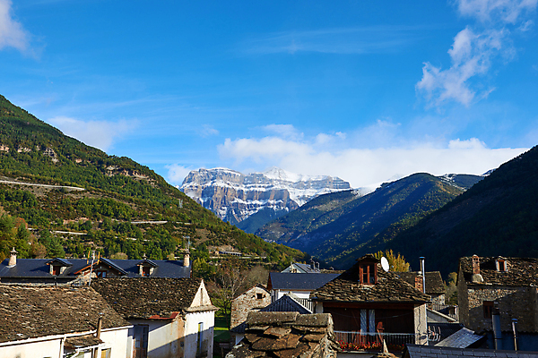 포토 JPG 해외이미지 나무 구름 외관 공원 자연 하늘 산 통 국립공원 풍경 사람없음 골짜기 캠핑 하이킹 스페인 스페인어 전국 해외포토 자연요소 식물 공공시설 유럽 레저 생태계 파일형식 이미지허브