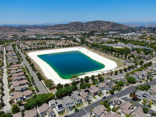 포토 JPG 해외이미지 외관 호수 음료 자연 하늘 지붕 주택 풍경 잔디 사람없음 초록색 물 파란색 환경 미국 힘 재활용 에너지 저수지 도시 재산 땅 투자 캘리포니아 지역 커뮤니티 이웃 대출 개발 교외 뒤뜰 조감도 진짜 스타일 해외포토 자연요소 식물 컬러 북아메리카 비즈니스 건물 금융 친환경 생태계 파일형식 이미지허브