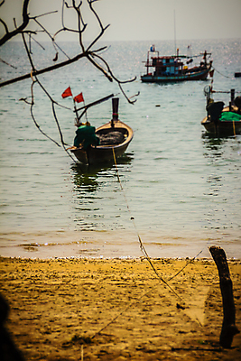 포토 JPG 해외이미지 나무 전통 라이프스타일 실루엣 산업 모래 바다 섬 태국 자연 하늘 휴가 동양인 풍경 사람없음 목재 초록색 파란색 침묵 만 보트 황무지 숲 주차 정박 낚시꾼 안다만 푸켓 수평선 해외포토 식물 아시아 컬러 배_교통 재료 촬영기법 인종 생활 소리 생태계 파일형식 이미지허브