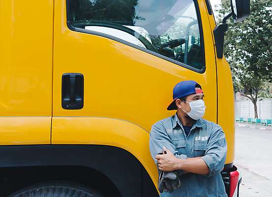 포토 JPG 해외이미지 남자 교통시설 자동차 태국 노동자 거리 건강 가면 한명 안전 사람 동양인 건강관리 중국 고통 트럭 운전사 바이러스 닫기 보호 질병 큼 속도 감염 짐차 트레일러 그만 인플루엔자 전염병 캡모자 필터 해외포토 직업 모자_잡화 1 감정 아시아 육상교통 교통 컨셉 의학 모션 관리 인종 크기 시설 파일형식 이미지허브