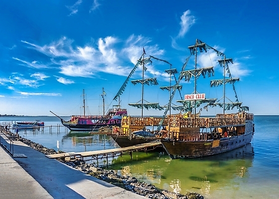 포토 JPG 해외이미지 유럽 도로 바다 여행 휴식 거리 사람없음 태양 식당 산책 산책로 바 뜨거움 보트 휴양지 우크라이나 해외포토 자연요소 나라 길 컨셉 배_교통 교통시설 상점 장소 파일형식 이미지허브