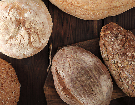 포토 JPG 해외이미지 실내 사람없음 하이앵글 여러개 호밀빵 나무배경 해외포토 빵 뷰포인트 다수 백그라운드 내부 파일형식 이미지허브