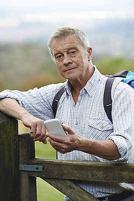 포토 JPG 해외이미지 백인 응시 남자 배낭 텍스트 통신 자연 모바일 영국 세포 건강 한명 사람 취미 세로 여름 스마트폰 핸드폰 걷기 봄 산책 하이킹 시골 60대 은퇴 방향 탐사 GPS 해외포토 서양인 1 시선 계절 노년 유럽 가방 모션 레저 휴식 전자제품 스마트기기 생태계 파일형식 이미지허브