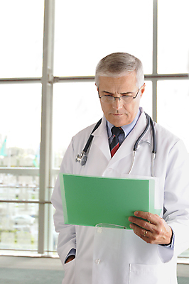 포토 JPG 해외이미지 백인 직업 1 남자 안경 중년 청진기 넥타이 실내 병원 실험 한명 사람 성인 내부 사무실 독서 건강관리 장비 의사 백발 흰색 실험복 싱글 파일 해외포토 서양인 헤어스타일 잡화 컬러 비즈니스 의학 의료기기 건강 관리 의료진 가운 파일형식 이미지허브