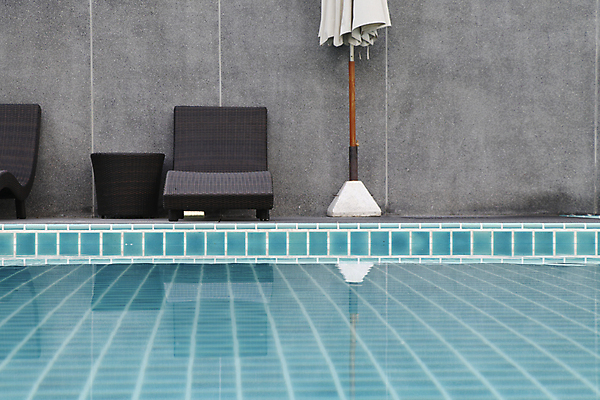 포토 JPG 해외이미지 라이프스타일 디자인 외관 꽃 여행 백그라운드 의자 우산 건축양식 자연 하늘 호텔 휴가 휴식 주택 건강 사람없음 야외 옆모습 장식 초록색 물 파란색 정원 수영 스파 흰색 고급 갑판 빌라 타일 휴양지 소금 등나무 해외포토 자연요소 나무 식물 건축 뷰포인트 컬러 가구 컨셉 배_교통 숙소 건물 생활 장소 수상스포츠 생태계 파일형식 이미지허브