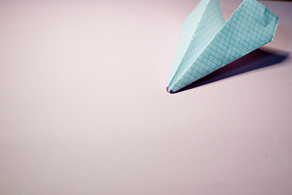 포토 JPG 해외이미지 종이 실내 사람없음 한개 종이비행기 모눈종이 카피스페이스 분홍색배경 해외포토 1 분홍색 백그라운드 내부 공백 종이접기 파일형식 이미지허브