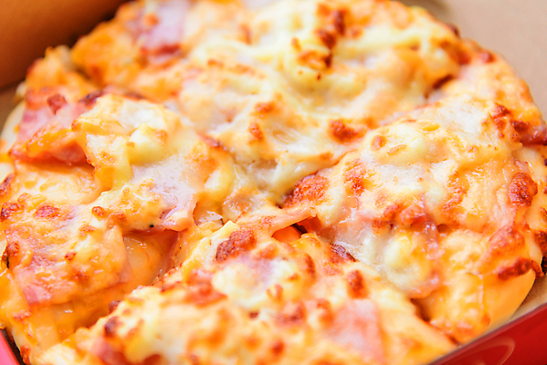 포토 JPG 해외이미지 종이 음식 조각 토마토 채소 탁자 피망 치즈 주택 피자 패스트푸드 요리 사람없음 목재 주방 식당 정원 식사 저녁식사 버섯 이탈리아 껍질 신선 뜨거움 달콤 맛 정크푸드 폐기물 굽기 먹기 허브 속도 올리브 햄 반죽 점심식사 모짜렐라치즈 짠맛 페퍼로니 피자집 하와이인 해로움 핸드메이드 해외포토 외국인 나무 식물 열매 유럽 가구 컨셉 재료 모션 유제품 서양음식 육류 건물 상점 소시지 인스턴트 쓰레기 구이 파일형식 이미지허브