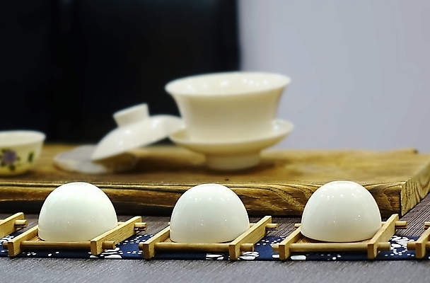 포토 JPG 해외이미지 그릇 디자인 사람없음 목재 컵 중국 덮개 뚜껑 흰색 사발 널 컵받침 백자 취급주의 부족함 해외포토 나무 식기 아시아 컬러 컨셉 재료 경고 도자기 사기그릇 받침대 파일형식 이미지허브