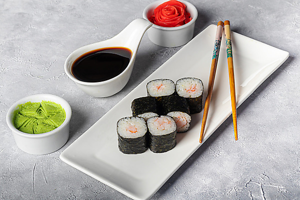 포토 JPG 해외이미지 접시 젓가락 회색배경 실내 사람없음 초밥 고추냉이 간장 종지 김초밥 생강초절임 일본음식 해외포토 그릇 식기 음식 백그라운드 수저 내부 회색 양념 절임 파일형식 이미지허브